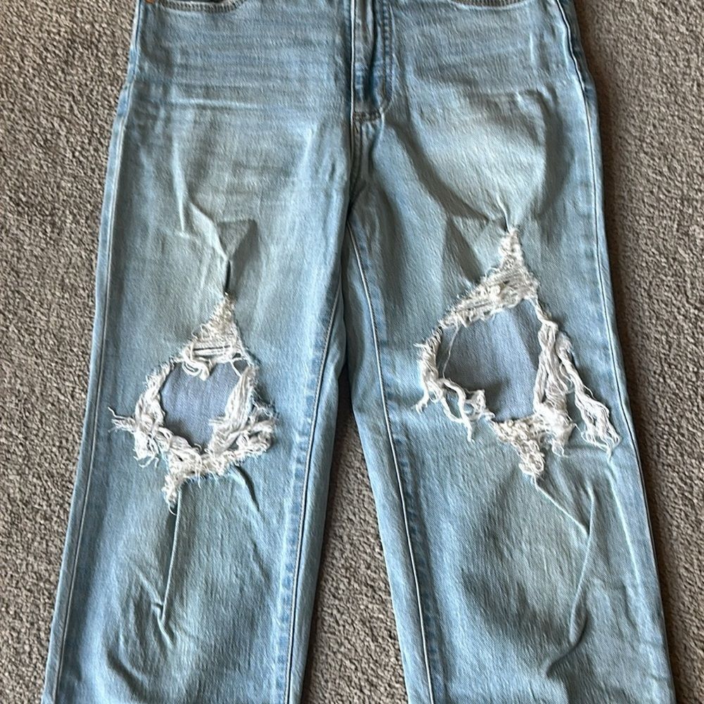 Universal Thread Women’s Distressed Boyfriend Jea… - image 4